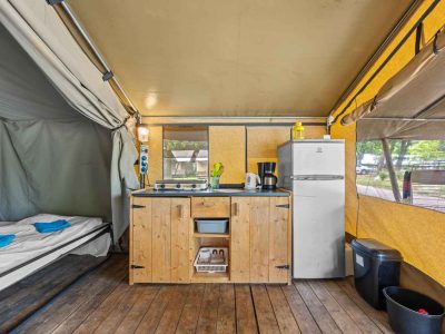 camping-valkanela-glamping-safari-tent-harmony-interior-kitchen