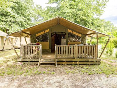 camping-valkanela-glamping-safari-tent-relax-exterior-frontview