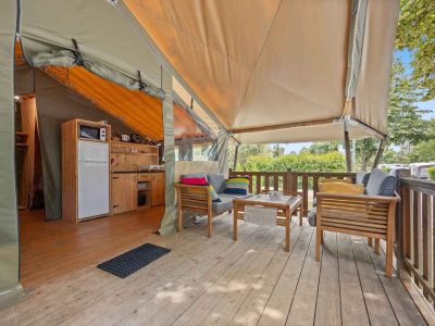 camping-valkanela-glamping-safari-tent-relax-exterior-terrace