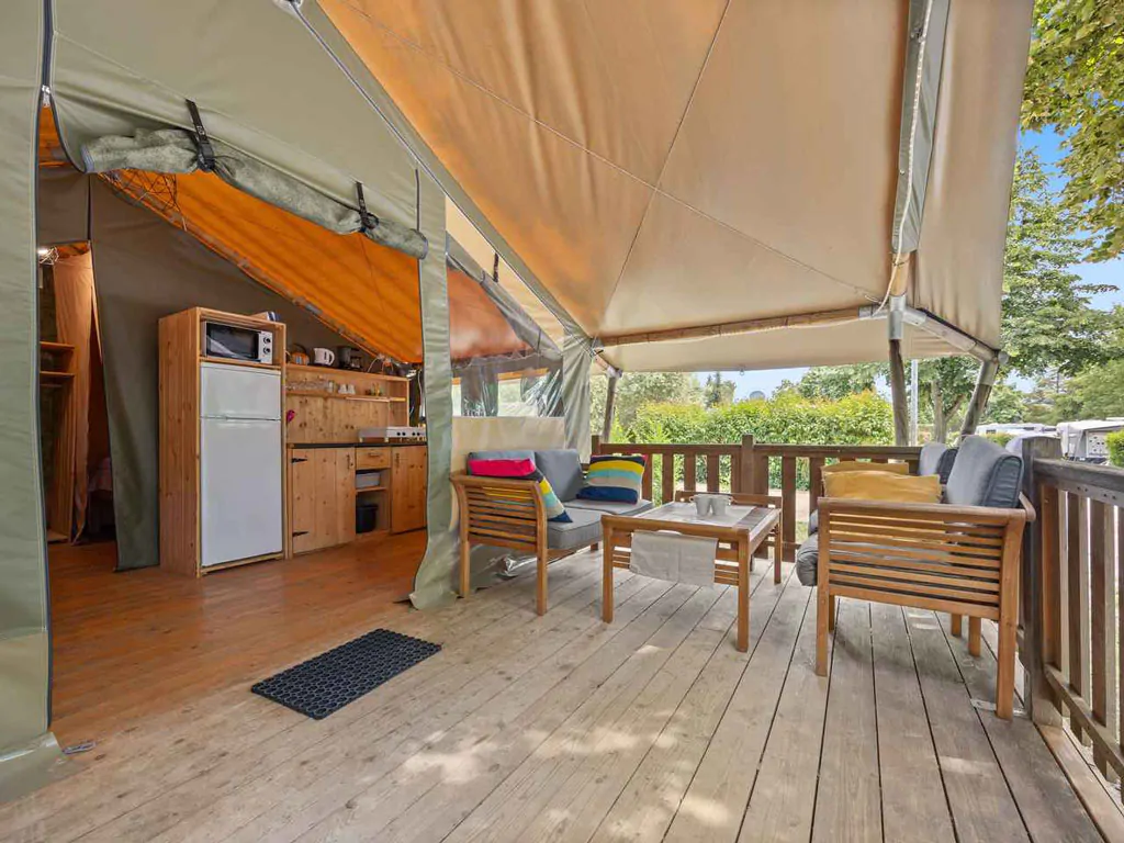 camping-valkanela-glamping-safari-tent-relax-exterior-terrace