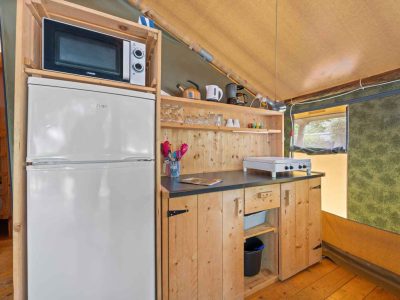 camping-valkanela-glamping-safari-tent-relax-interior-kitchen