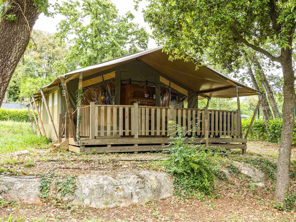 camping-valkanela-glamping-safari-tent-sunset-sanitair-airco-exterior-frontview