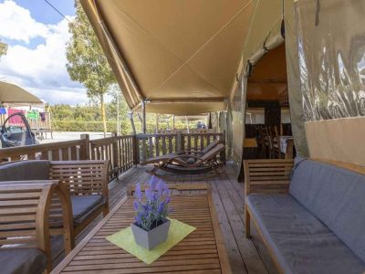 camping-valkanela-glamping-safari-tent-sunset-sanitair-airco-exterior-terrace-ii