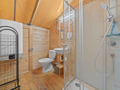 camping-valkanela-glamping-safari-tent-sunset-sanitair-airco-interior-bathroom