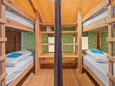 camping-valkanela-glamping-safari-tent-sunset-sanitair-airco-interior-bunkbeds