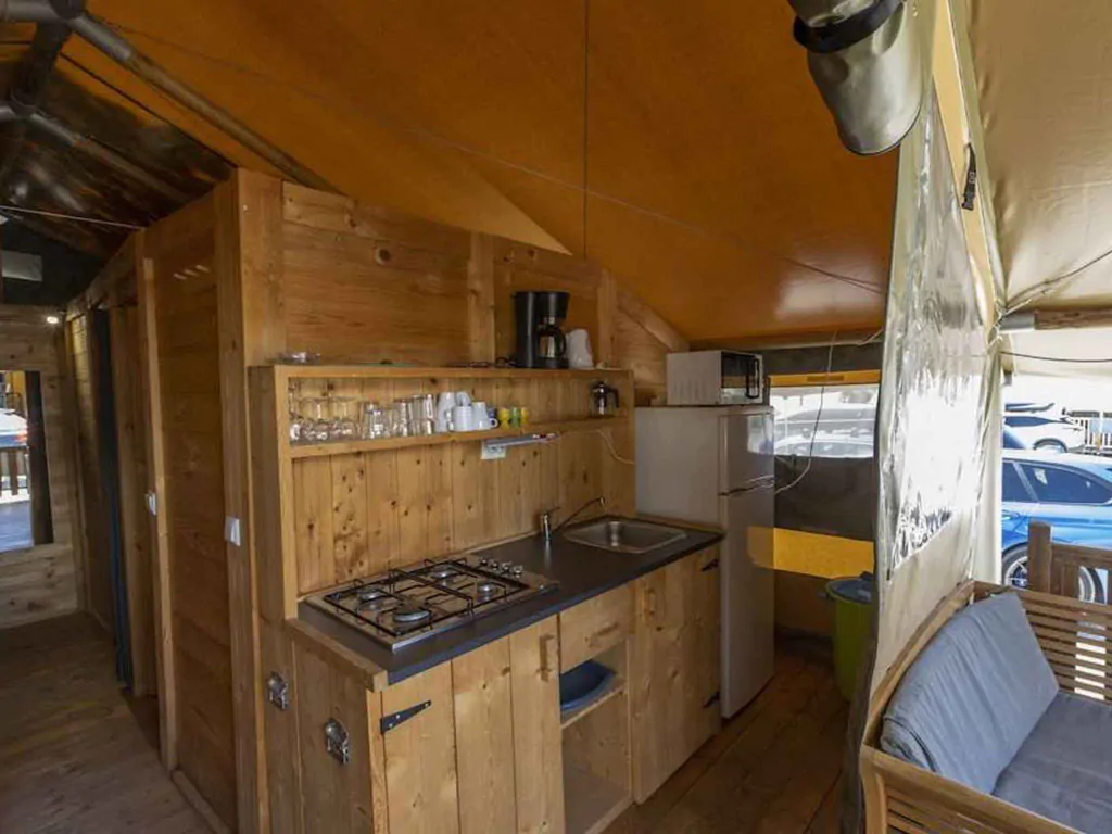 camping-valkanela-glamping-safari-tent-sunset-sanitair-airco-interior-kitchen