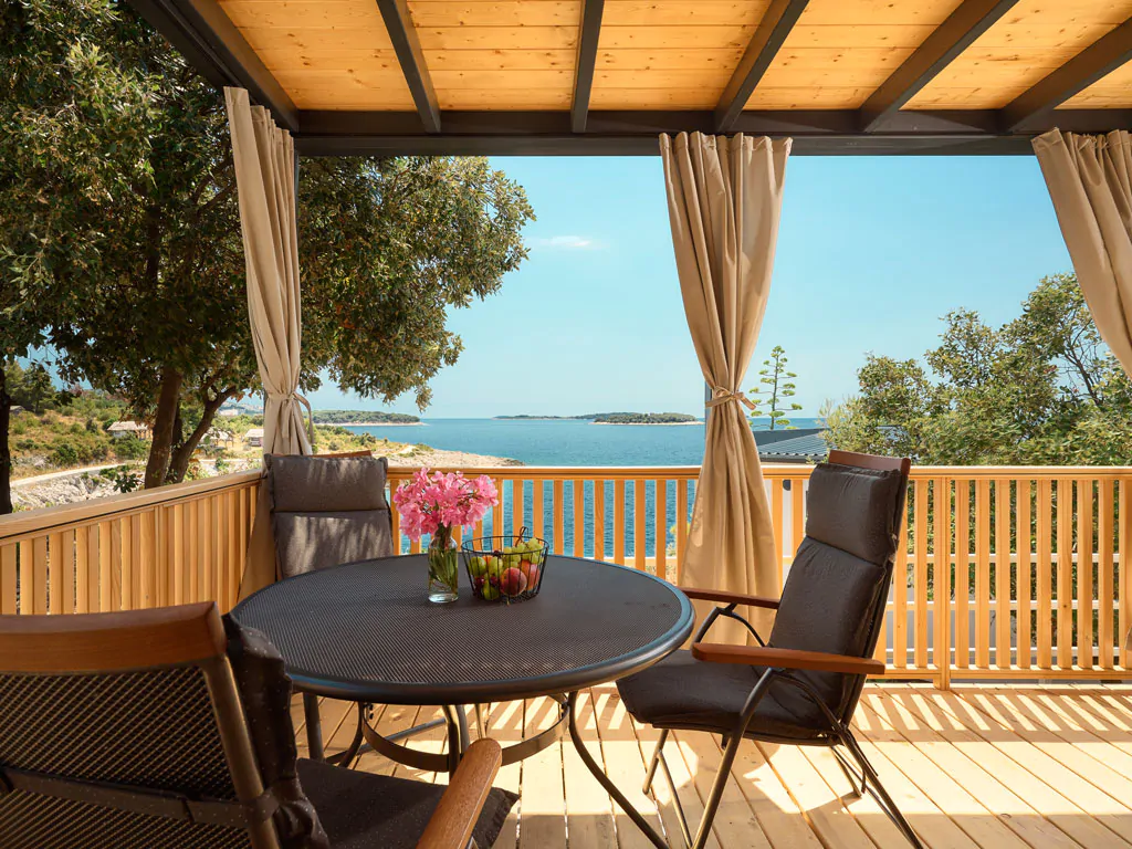 campsite-adriatic-cliff-one-bedroom-sea-view-exterior-terrace-view