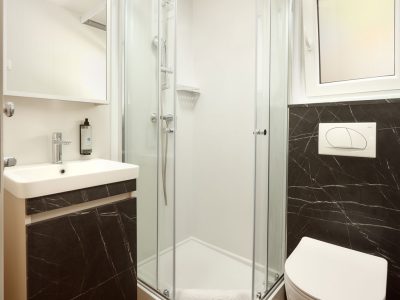 campsite-adriatic-cliff-one-bedroom-sea-view-interior-bathroom