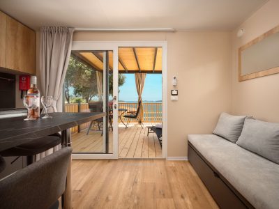 campsite-adriatic-cliff-one-bedroom-sea-view-interior-terrace-view