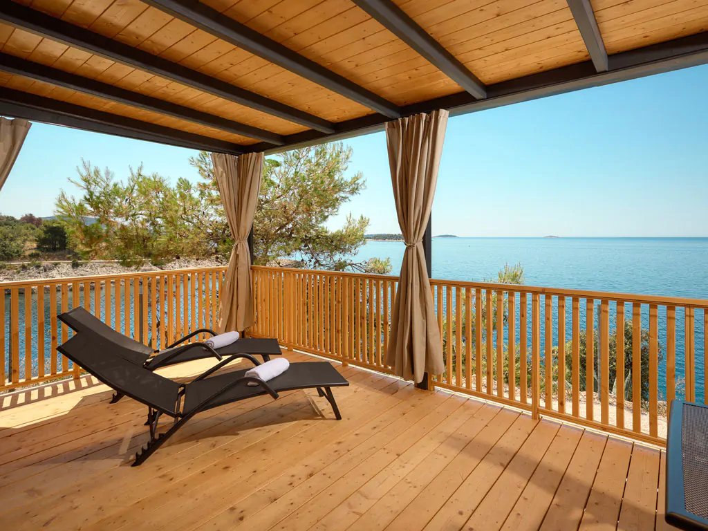 campsite-adriatic-cliff-two-bedroom-sea-view-exterior-terrace-view