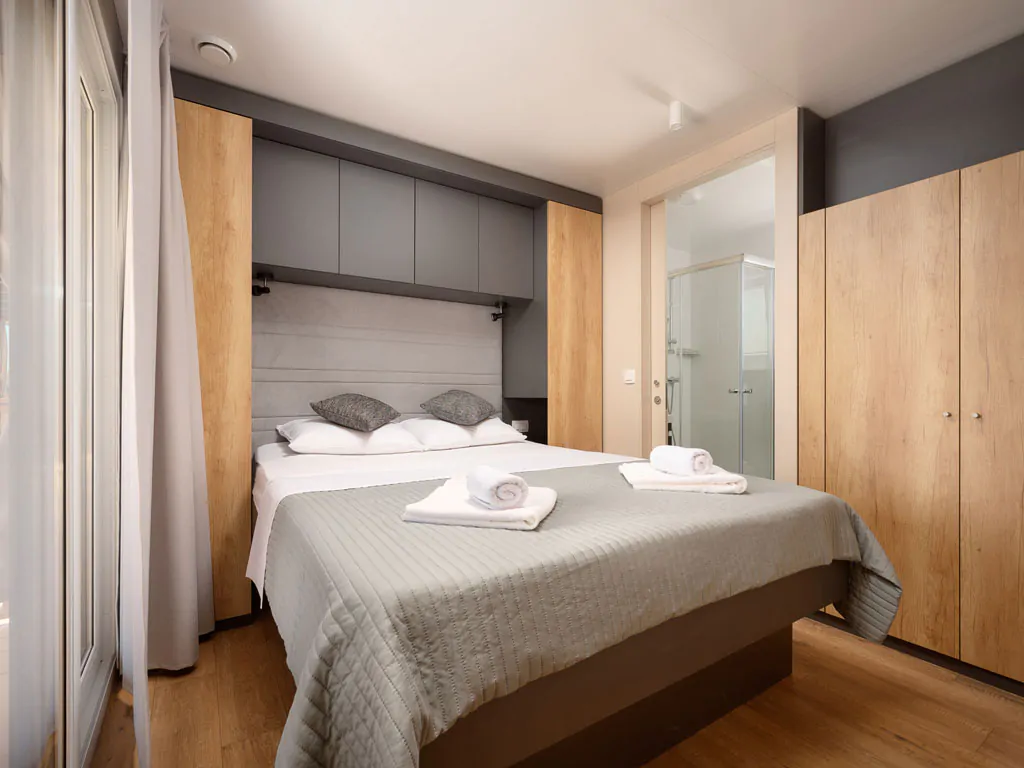 campsite-adriatic-cliff-two-bedroom-seaside-interior-bedroom-double-bed