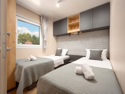 campsite-adriatic-cliff-two-bedroom-seaside-interior-bedroom-single-beds