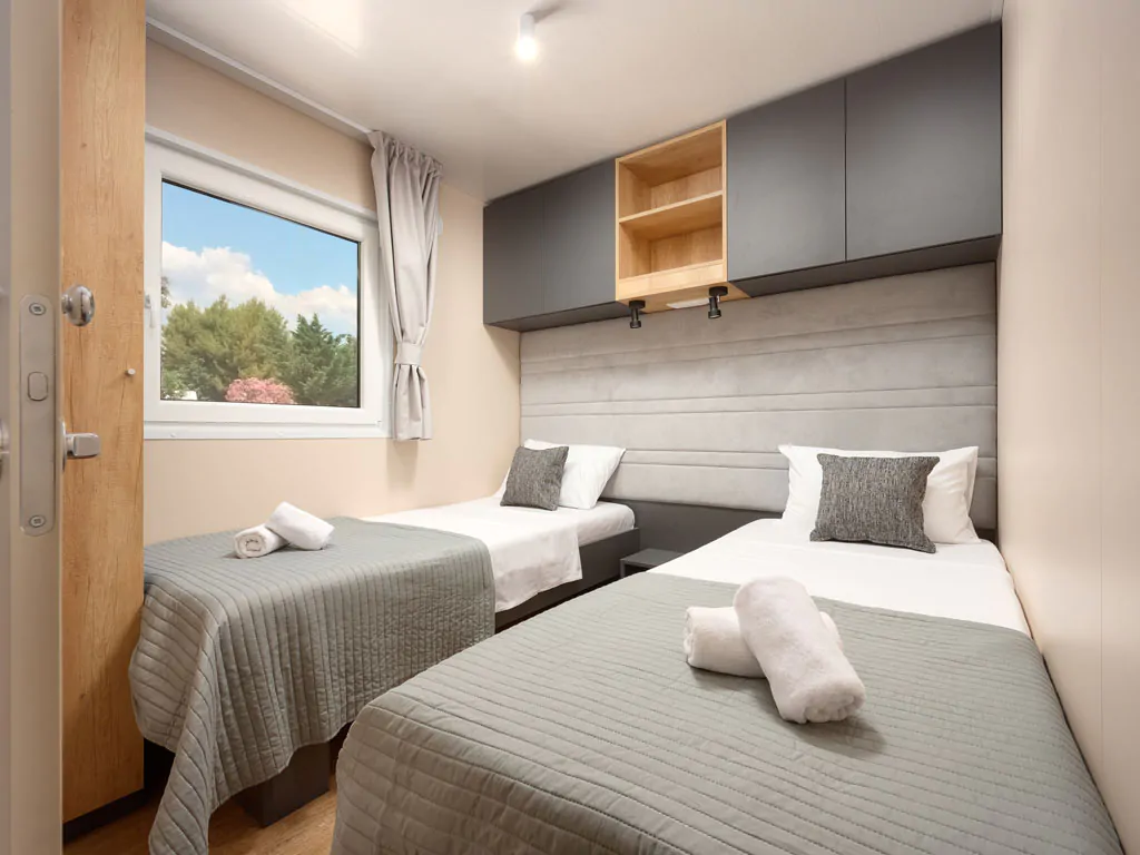 campsite-adriatic-cliff-two-bedroom-seaside-interior-bedroom-single-beds