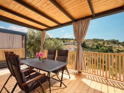 campsite-adriatic-cliff-two-bedroom-seaside-interior-terrace