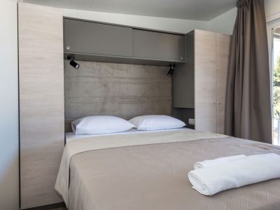 campsite-adriatic-mobile-home-campsite-view-interior-bedroom-double-bed