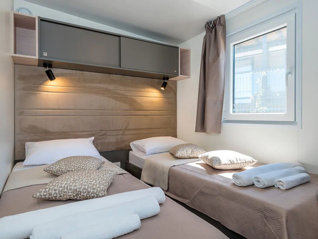 campsite-adriatic-mobile-home-sea-view-interior-bedroom-single-beds