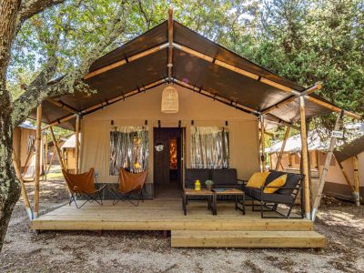 campsite-bijela-uvala-safari-tent-lodge-8-persons-exterior-frontview