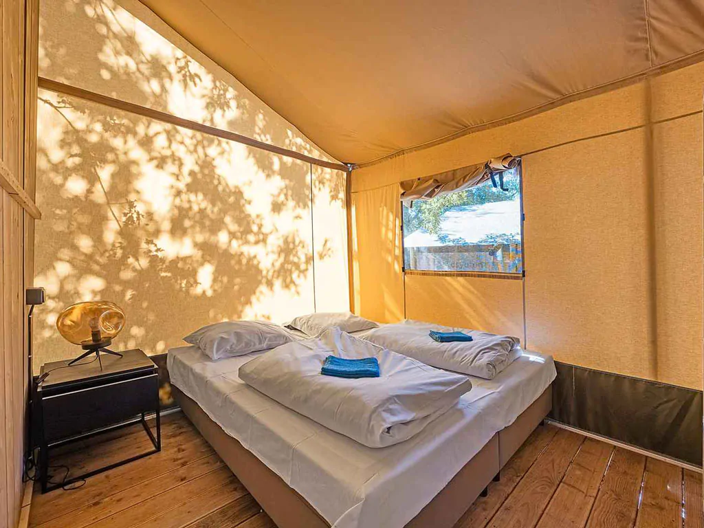 campsite-bijela-uvala-safari-tent-lodge-8-persons-interior-bedroom