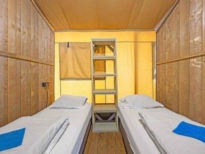 campsite-bijela-uvala-safari-tent-lodge-8-persons-interior-singlebeds