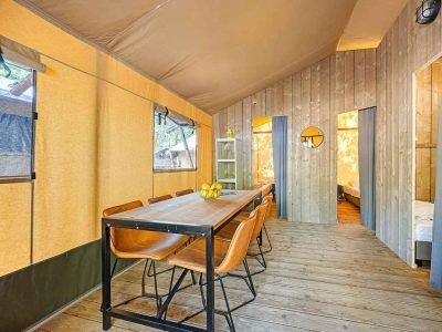 campsite-bijela-uvala-safari-tent-lodge-8-persons-interior-table