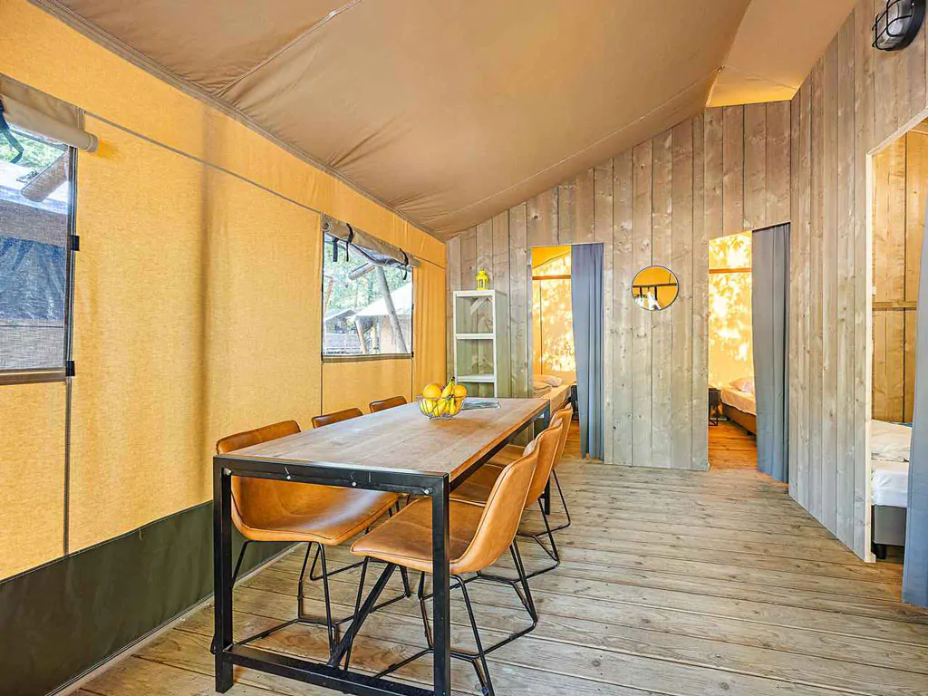 campsite-bijela-uvala-safari-tent-lodge-8-persons-interior-table