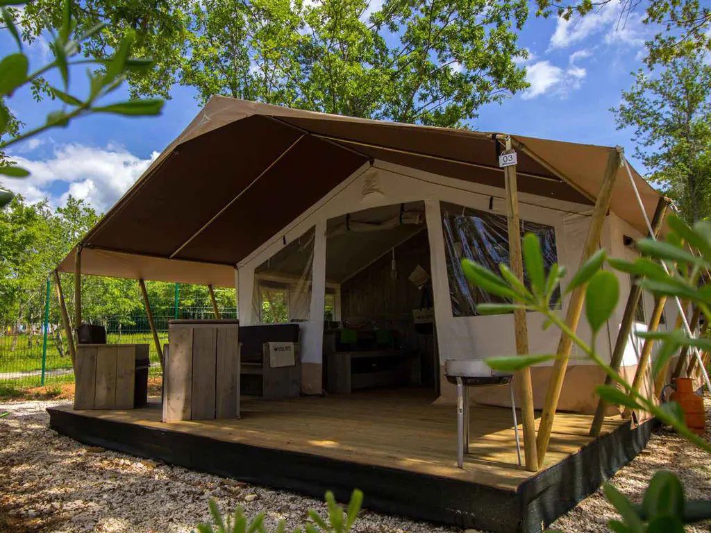 campsite-bijela-uvala-safari-tent-sanitary-airco-5p-exterior-frontview