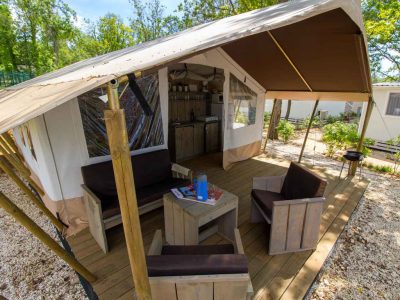 campsite-bijela-uvala-safari-tent-sanitary-airco-5p-exterior-terrace