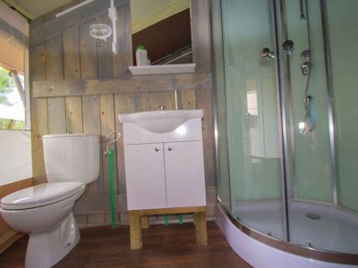 campsite-bijela-uvala-safari-tent-sanitary-airco-5p-interior-bathroom