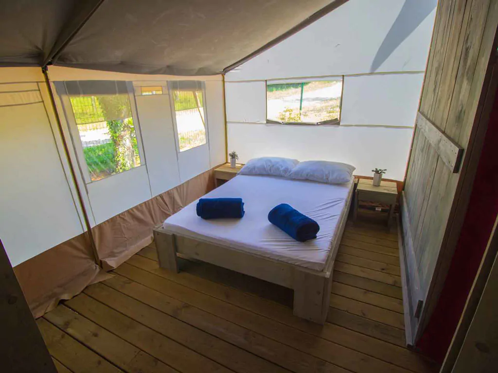 campsite-bijela-uvala-safari-tent-sanitary-airco-5p-interior-bedroom