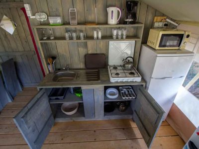 campsite-bijela-uvala-safari-tent-sanitary-airco-5p-interior-kitchen