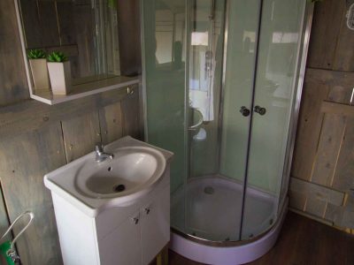 campsite-bijela-uvala-safari-tent-sanitary-airco-5p-interior-shower