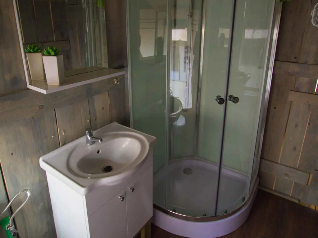 campsite-bijela-uvala-safari-tent-sanitary-airco-5p-interior-shower