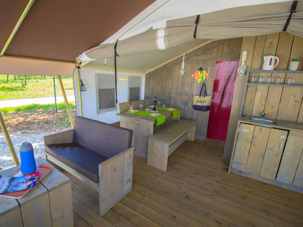 campsite-bijela-uvala-safari-tent-sanitary-airco-5p-interior-table