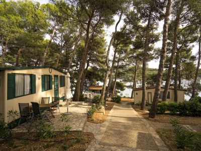 campsite-kovacine-mobile-home-family-exterior-terrace