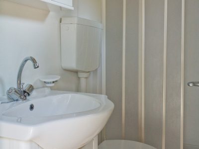 campsite-kovacine-mobile-home-family-interior-bathroom