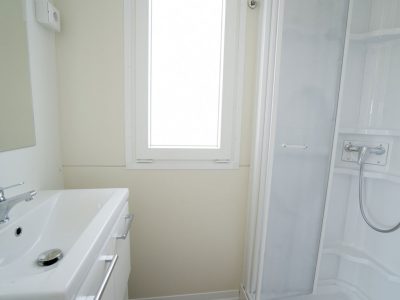 campsite-kovacine-mobile-home-family-plus-fkk-interior-bathroom
