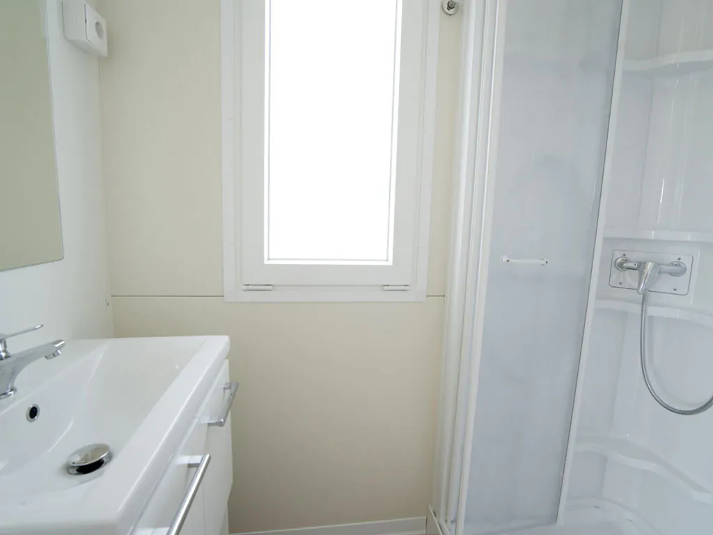 campsite-kovacine-mobile-home-family-plus-fkk-interior-bathroom