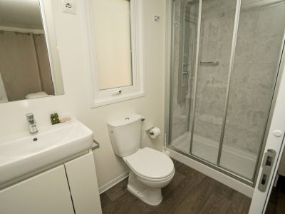 campsite-kovacine-mobile-home-superior-comfort-interior-bathroom