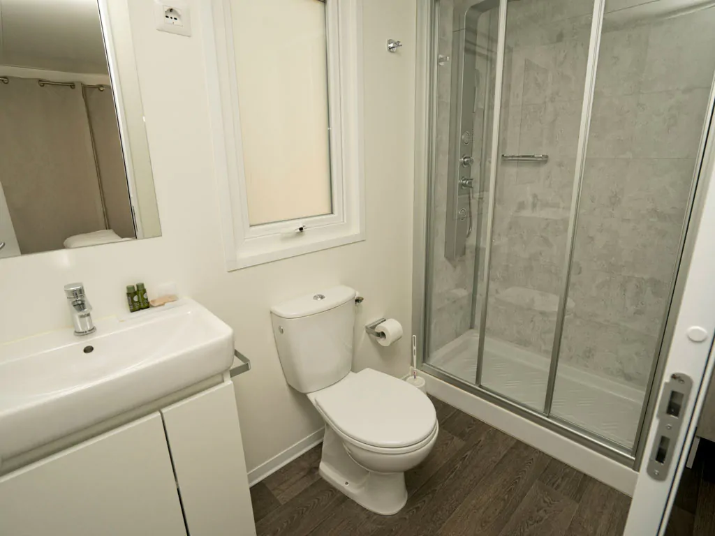 campsite-kovacine-mobile-home-superior-comfort-interior-bathroom