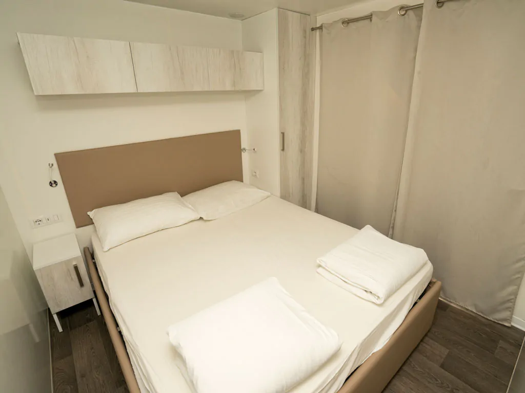 campsite-kovacine-mobile-home-superior-comfort-interior-bedroom-double-bed