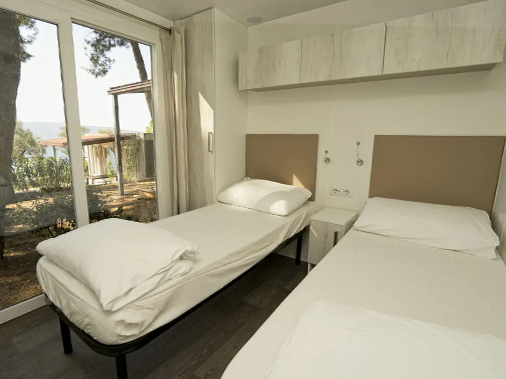 campsite-kovacine-mobile-home-superior-comfort-interior-bedroom-single-beds