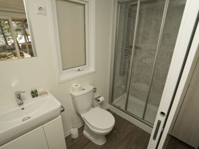 campsite-kovacine-mobile-home-superior-mare-interior-bathroom