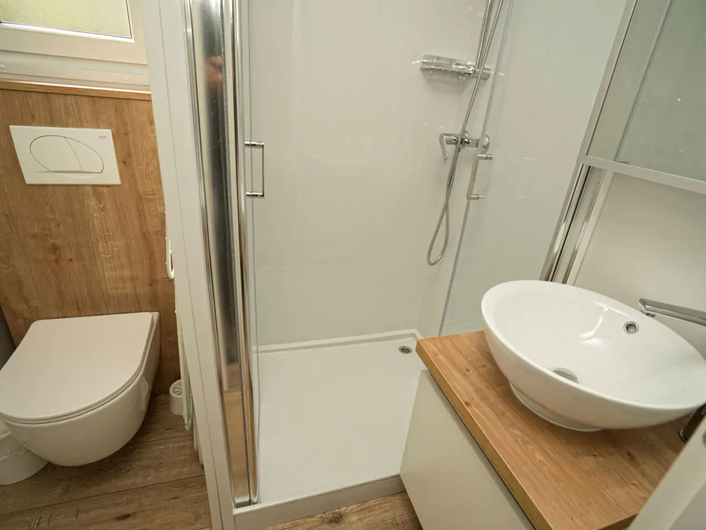 campsite-kovacine-mobile-home-superior-premium-interior-bathroom