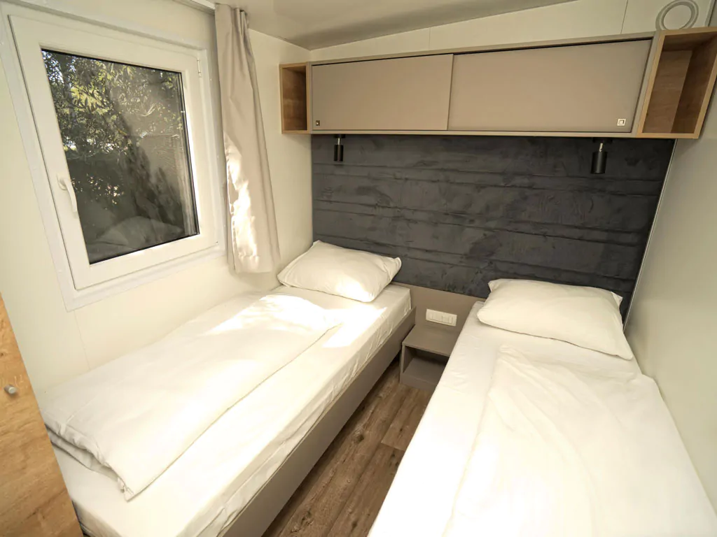 campsite-kovacine-mobile-home-superior-premium-interior-bedroom-single-beds-view