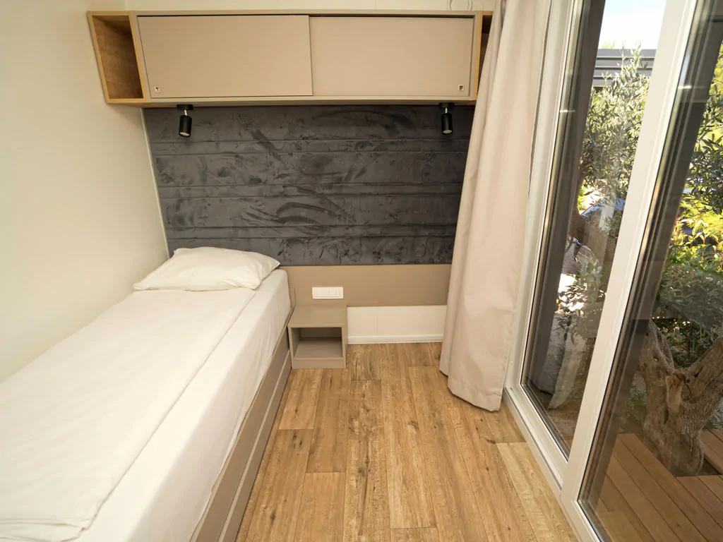 campsite-kovacine-mobile-home-superior-premium-interior-bedroom-single-beds