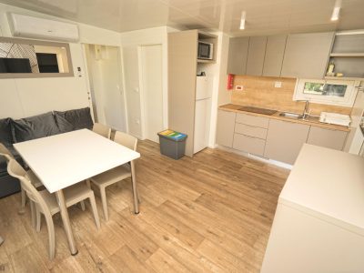 campsite-kovacine-mobile-home-superior-premium-interior-kitchen