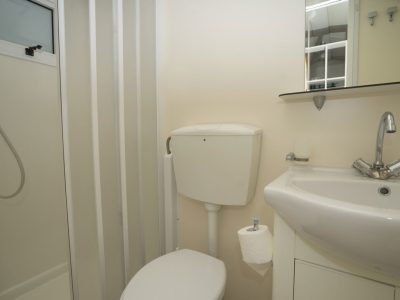 campsite-kovacine-mobile-home-twin-fkk-interior-bathroom