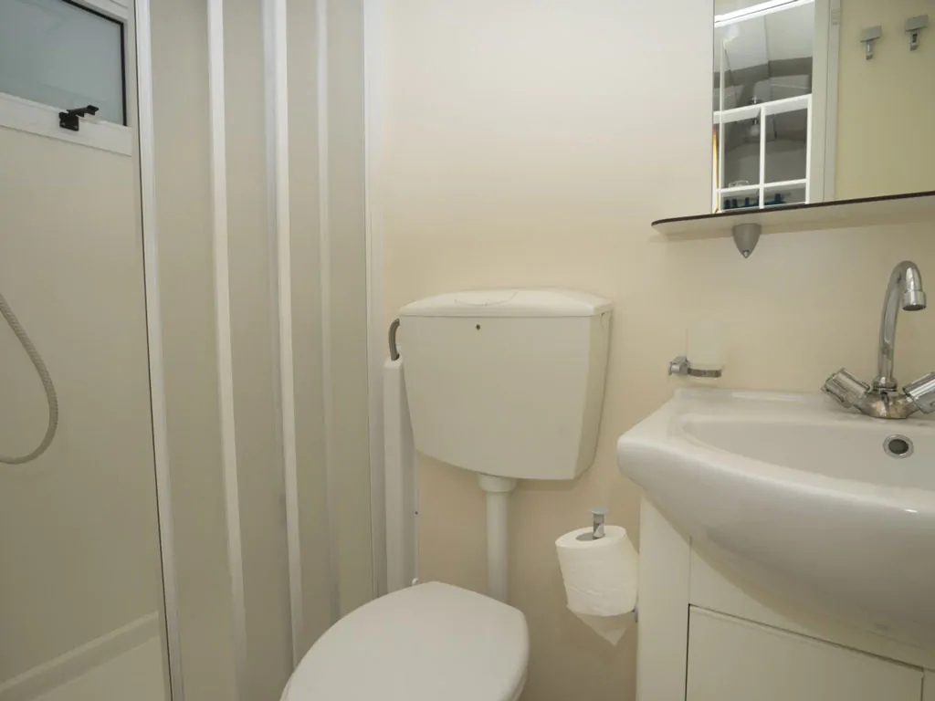 campsite-kovacine-mobile-home-twin-fkk-interior-bathroom