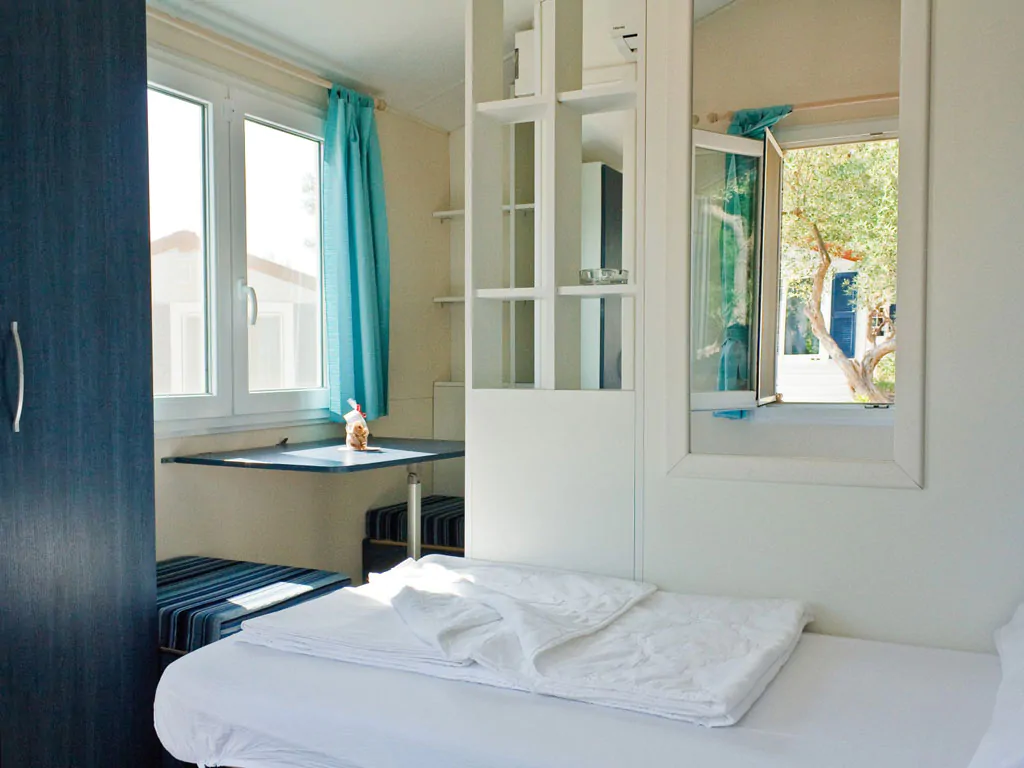 campsite-kovacine-mobile-home-twin-interior-bedroom-double-bed