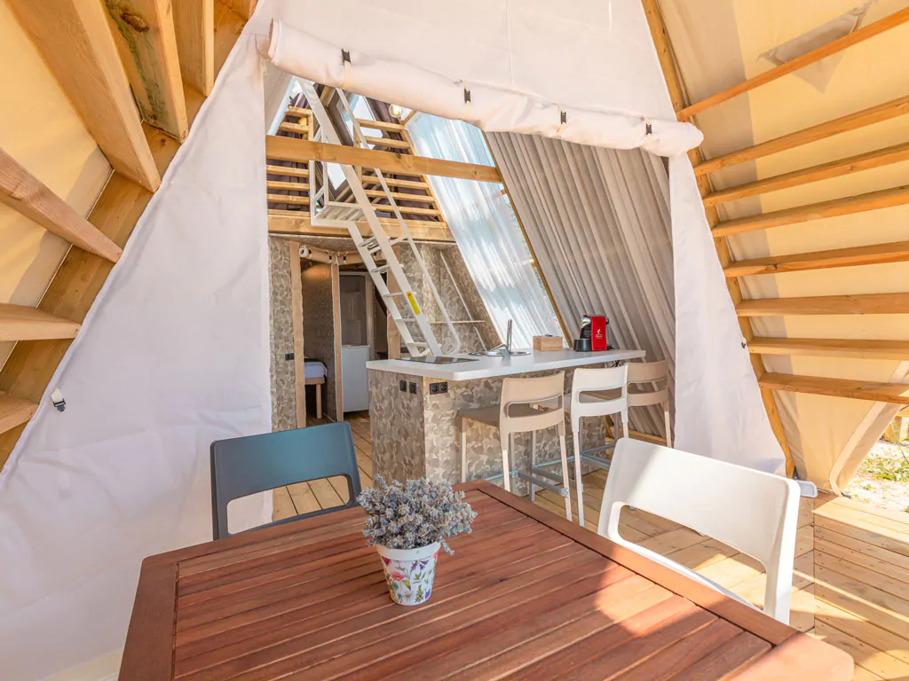 campsite-obonjan-glamping-tent-obonjan-horizon-loft-interior-kitchen-view